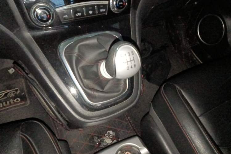 Used Haval H6 2015 Upgraded Model 1.5T Manual Two-Wheel Drive Elite Version Gear Lever