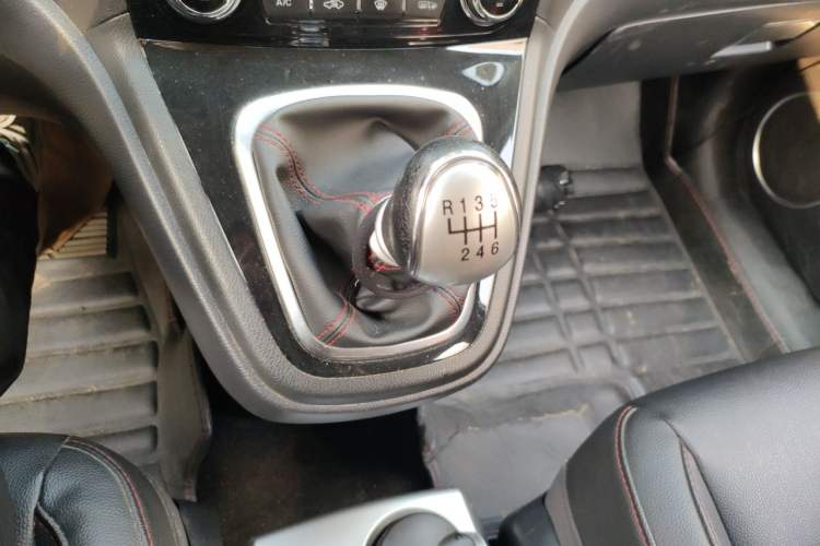 Used Haval H6 2015 Upgraded Model 1.5T Manual Two-Wheel Drive Elite Version Gear Lever