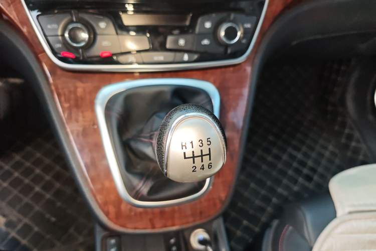 Used Haval H6 2015 Revised Version Sport Edition 1.5T Manual Transmission Two-Wheel Drive Elite Grade Gear Lever