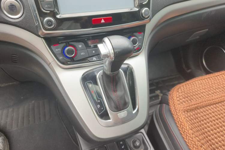 Used Haval H6 2015 Sport Edition 1.5T Automatic Two-Wheel Drive Luxury Model Gear Lever