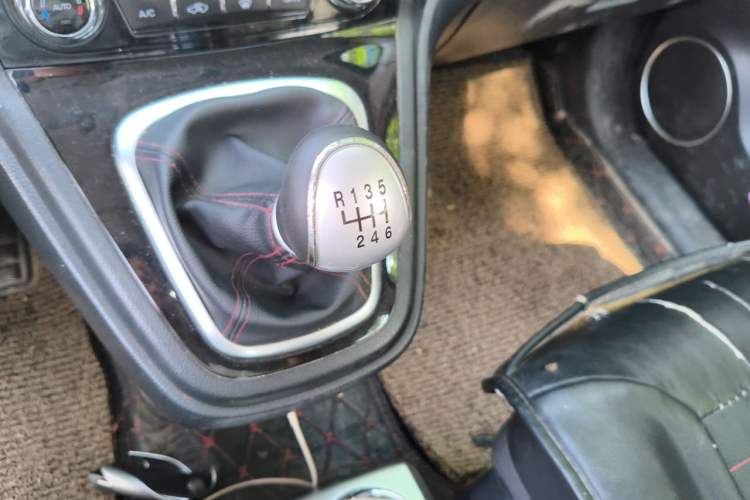 Used Haval H6 2015 Upgraded Model 1.5T Manual Two-Wheel Drive Elite Version Gear Lever