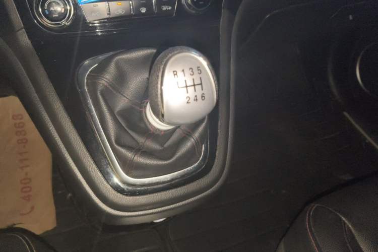 Used Haval H6 2015 Upgraded Model 1.5T Manual Two-Wheel Drive Elite Version Gear Lever