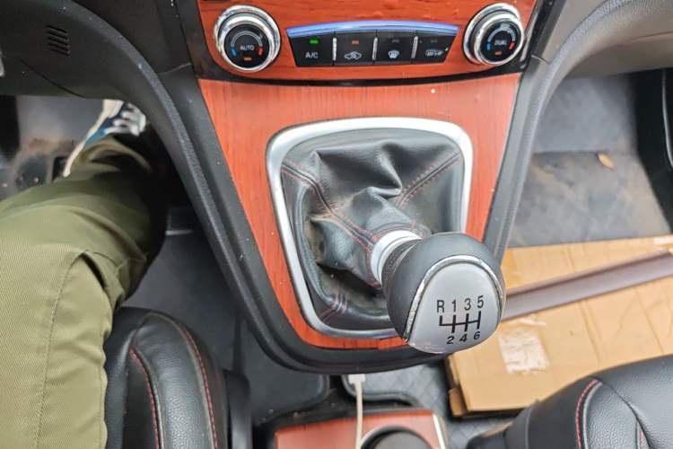 Used Haval H6 2015 Upgraded Model 1.5T Manual Two-Wheel Drive Elite Version Gear Lever