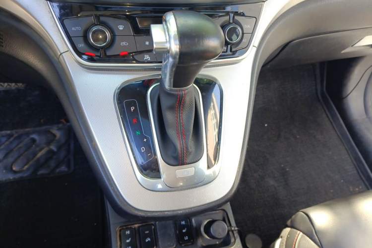 Used Haval H6 2015 Sport Edition 1.5T Automatic Two-Wheel Drive Luxury Model Gear Lever