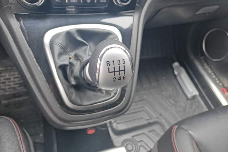 Used Haval H6 2015 Upgraded Model 1.5T Manual Two-Wheel Drive Elite Version Gear Lever