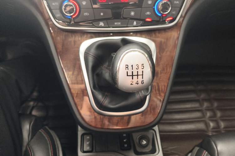 Used Haval H6 2015 Revised Version Sport Edition 1.5T Manual Transmission Two-Wheel Drive Elite Grade Gear Lever