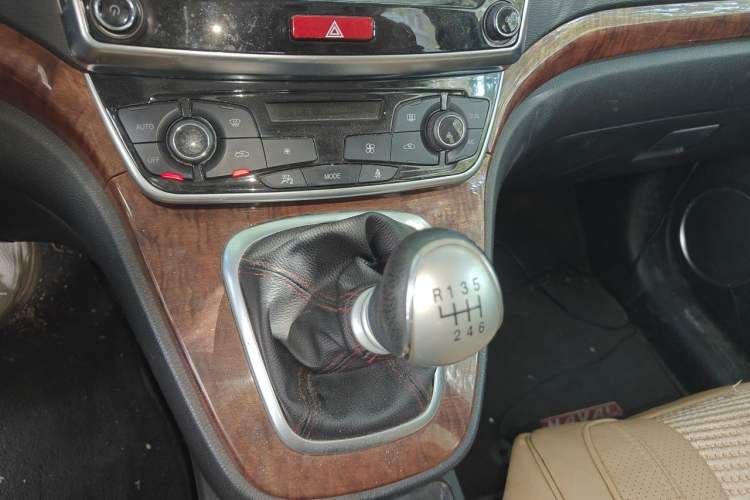 Used Haval H6 2015 Revised Version Sport Edition 1.5T Manual Transmission Two-Wheel Drive Elite Grade Gear Lever