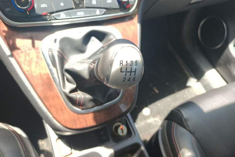 Used Haval H6 2015 Revised Version Sport Edition 1.5T Manual Transmission Two-Wheel Drive Elite Grade Gear Lever