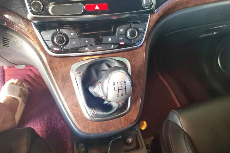 Used Haval H6 2015 Revised Version Sport Edition 1.5T Manual Transmission Two-Wheel Drive Elite Grade Gear Lever