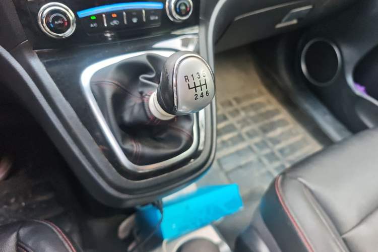 Used Haval H6 2015 Upgraded Model 1.5T Manual Two-Wheel Drive Elite Version Gear Lever