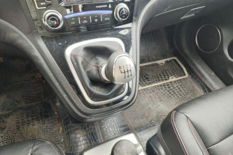 Used Haval H6 2015 Upgraded Model 1.5T Manual Two-Wheel Drive Elite Version Gear Lever
