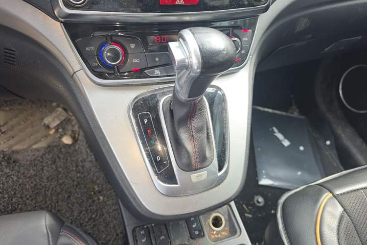 Used Haval H6 2015 Sport Edition 1.5T Automatic Two-Wheel Drive Luxury Model Gear Lever