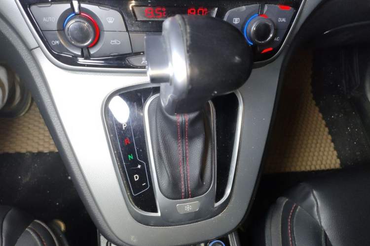 Used Haval H6 2015 Sport Edition 1.5T Automatic Two-Wheel Drive Luxury Model Gear Lever