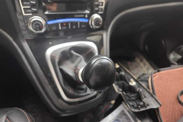 Used Haval H6 2015 Upgraded Model 1.5T Manual Two-Wheel Drive Elite Version Gear Lever