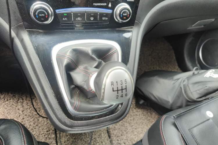 Used Haval H6 2015 Upgraded Model 1.5T Manual Two-Wheel Drive Elite Version Gear Lever