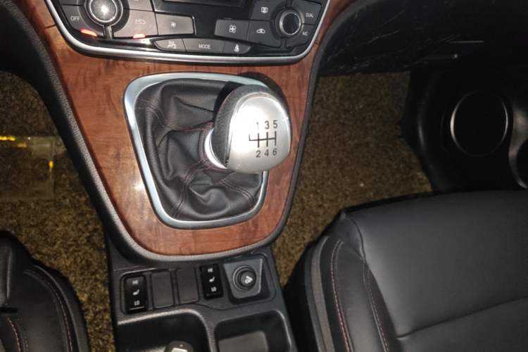 Used Haval H6 2015 Revised Version Sport Edition 1.5T Manual Transmission Two-Wheel Drive Elite Grade Gear Lever
