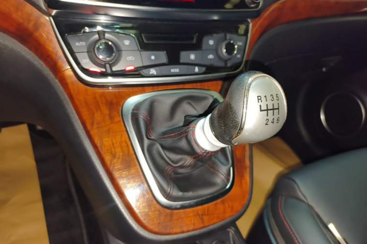 Used Haval H6 2015 Revised Version Sport Edition 1.5T Manual Transmission Two-Wheel Drive Elite Grade Gear Lever