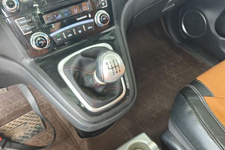 Used Haval H6 2015 Upgraded Model 1.5T Manual Two-Wheel Drive Elite Version Gear Lever