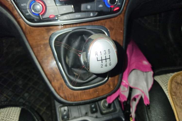 Used Haval H6 2015 Revised Version Sport Edition 1.5T Manual Transmission Two-Wheel Drive Elite Grade Gear Lever
