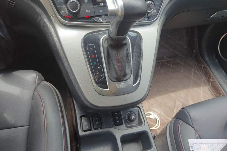 Used Haval H6 2015 Sport Edition 1.5T Automatic Two-Wheel Drive Luxury Model Gear Lever
