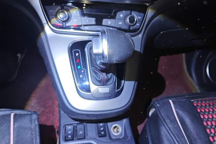 Used Haval H6 2015 Sport Edition 1.5T Automatic Two-Wheel Drive Luxury Model Gear Lever