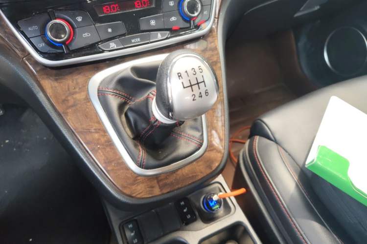 Used Haval H6 2015 Revised Version Sport Edition 1.5T Manual Transmission Two-Wheel Drive Elite Grade Gear Lever