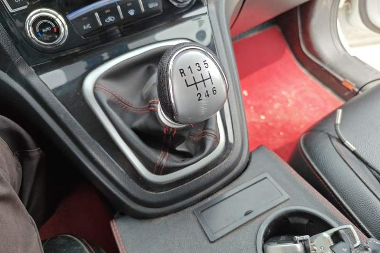 Used Haval H6 2015 Upgraded Model 1.5T Manual Two-Wheel Drive Elite Version Gear Lever