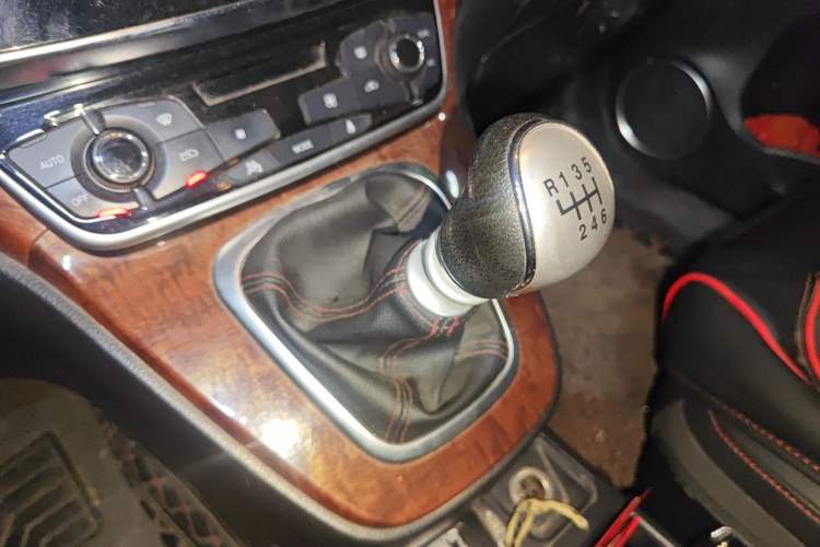 Used Haval H6 2015 Revised Version Sport Edition 1.5T Manual Transmission Two-Wheel Drive Elite Grade Gear Lever