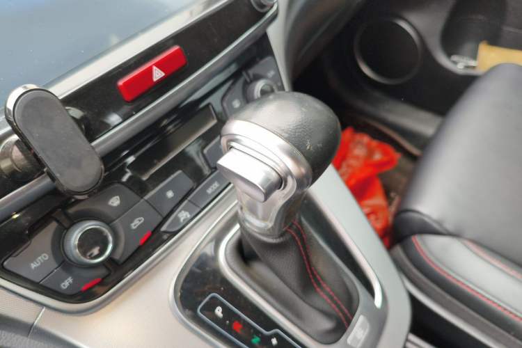 Used Haval H6 2015 Sport Edition 1.5T Automatic Two-Wheel Drive Luxury Model Gear Lever