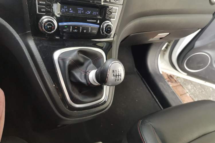 Used Haval H6 2015 Upgraded Model 1.5T Manual Two-Wheel Drive Elite Version Gear Lever