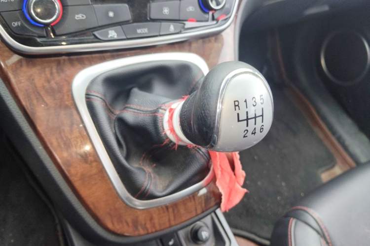 Used Haval H6 2015 Revised Version Sport Edition 1.5T Manual Transmission Two-Wheel Drive Elite Grade Gear Lever