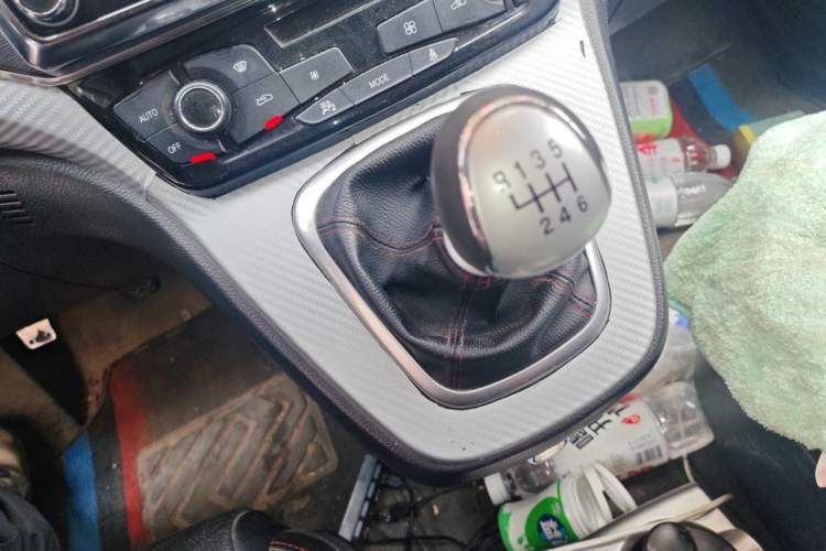 Used Haval H6 2015 Sport Edition 1.5T Manual Two-Wheel Drive Elite Model Gear Lever