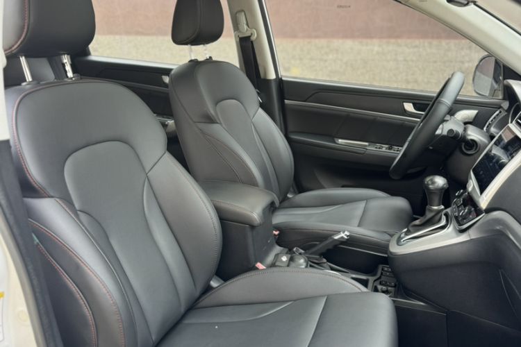 Used Haval H6 2015 Sport Edition 1.5T Automatic Two-Wheel Drive Luxury Model Interior 3