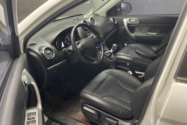 Used Haval H6 2015 Upgraded Model 1.5T Manual Two-Wheel Drive Elite Version Interior 3