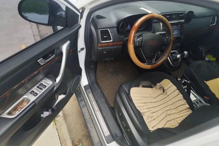Used Haval H6 2015 Sport Edition 1.5T Manual Two-Wheel Drive Prestige Model Interior 3