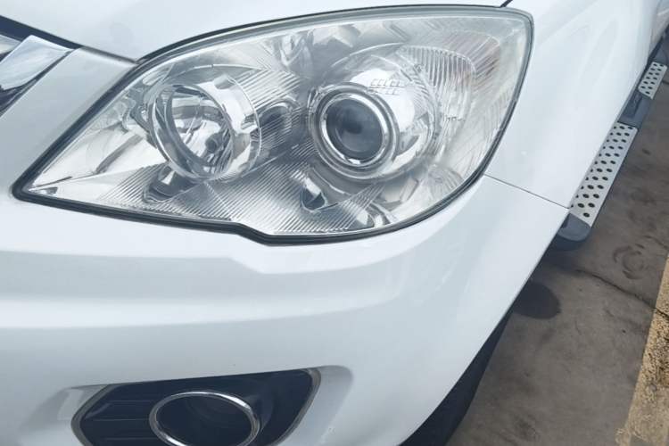 Used Haval H6 2015 Upgraded Model 1.5T Manual Two-Wheel Drive Elite Version Left Front Headlight