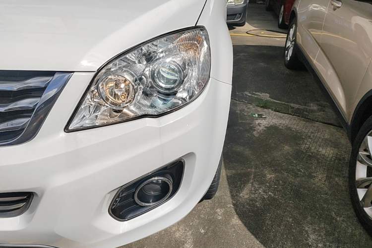Used Haval H6 2015 Upgraded Model 1.5T Manual Two-Wheel Drive Elite Version Left Front Headlight