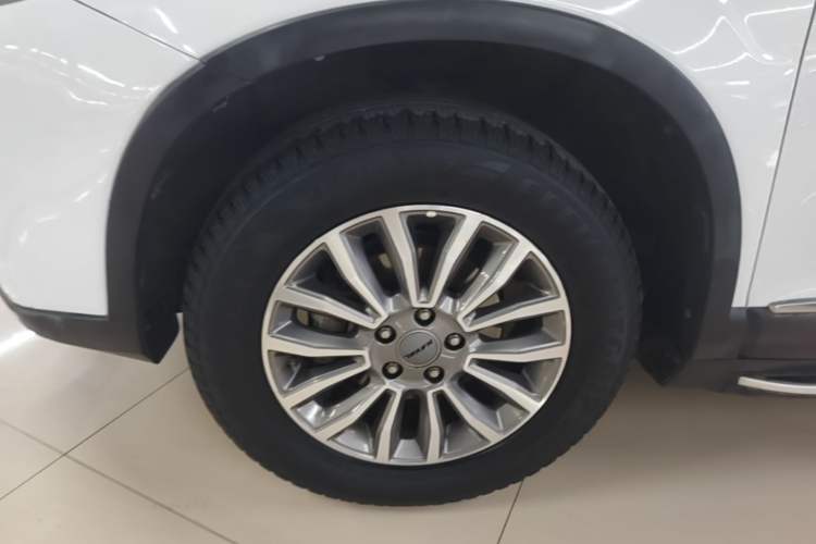 Used Haval H6 2015 Sport Edition 1.5T Automatic Two-Wheel Drive Luxury Model Left Front Wheel Hub