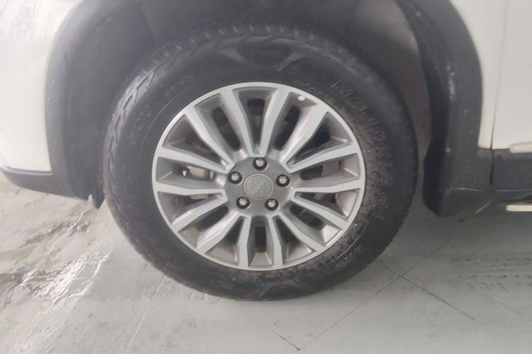 Used Haval H6 2015 Sport Edition 1.5T Automatic Two-Wheel Drive Luxury Model Left Front Wheel Hub