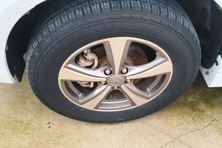 Used Haval H6 2015 Upgraded Model 1.5T Manual Two-Wheel Drive Elite Version Left Front Wheel Hub