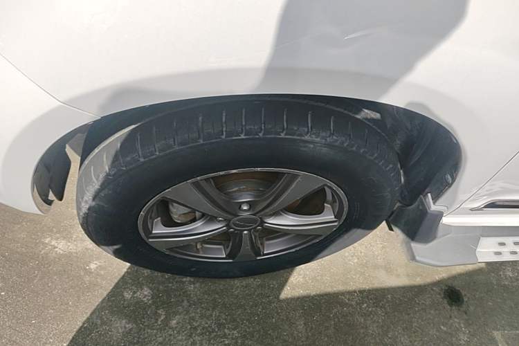 Used Haval H6 2015 Upgraded Model 1.5T Manual Two-Wheel Drive Elite Version Left Front Wheel Hub