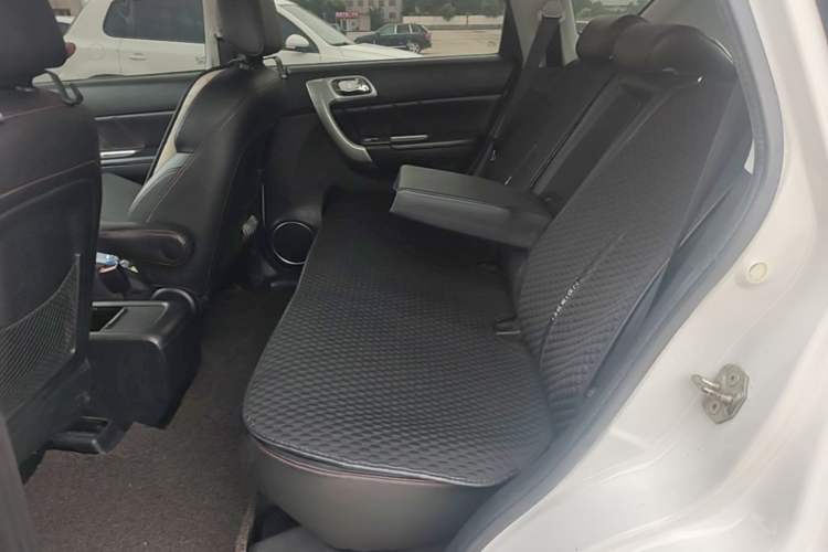 Used Haval H6 2015 Upgraded Model 1.5T Manual Two-Wheel Drive Elite Version Left Rear Seat