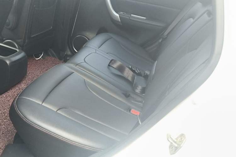 Used Haval H6 2015 Upgraded Model 1.5T Manual Two-Wheel Drive Elite Version Left Rear Seat