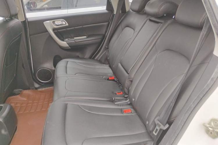 Used Haval H6 2015 Upgraded Model 1.5T Manual Two-Wheel Drive Elite Version Left Rear Seat