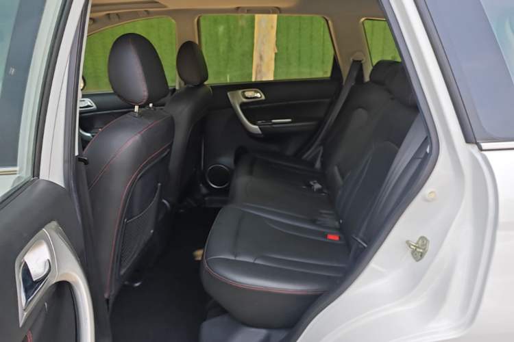 Used Haval H6 2015 Upgraded Model 1.5T Manual Two-Wheel Drive Elite Version Left Rear Seat