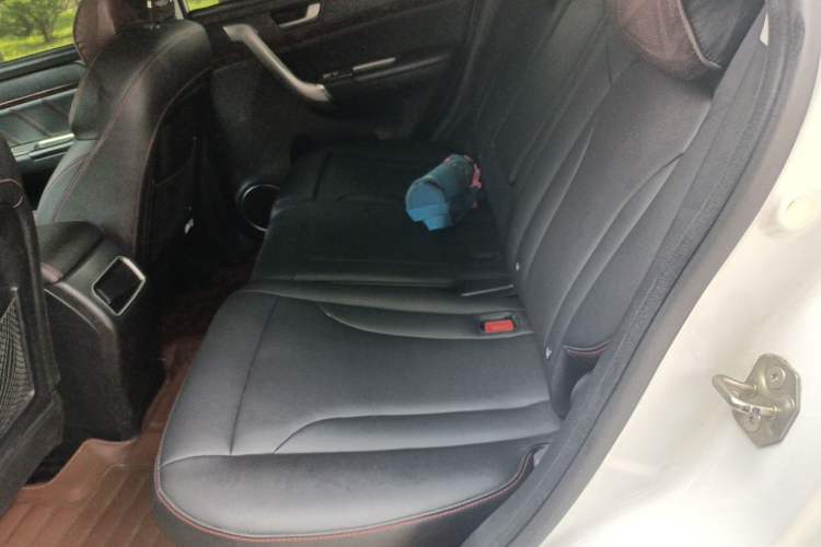 Used Haval H6 2015 Revised Version Sport Edition 1.5T Manual Transmission Two-Wheel Drive Elite Grade Left Rear Seat