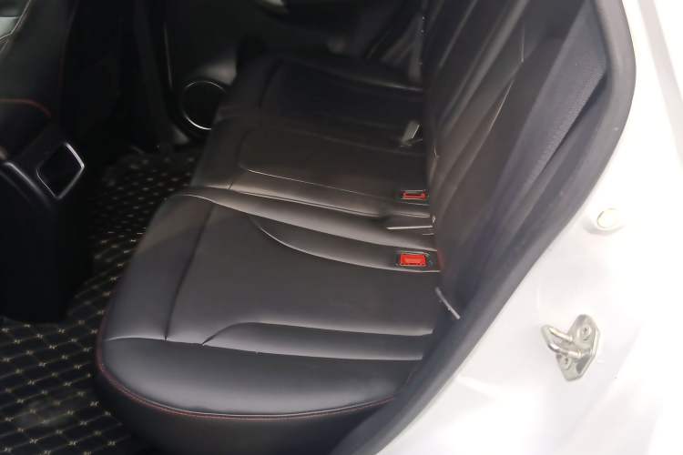Used Haval H6 2015 Revised Version Sport Edition 1.5T Manual Transmission Two-Wheel Drive Elite Grade Left Rear Seat