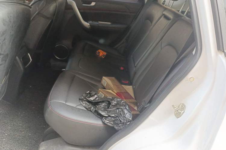 Used Haval H6 2015 Revised Version Sport Edition 1.5T Manual Transmission Two-Wheel Drive Elite Grade Left Rear Seat