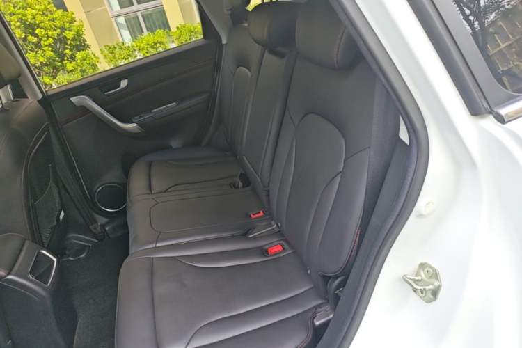 Used Haval H6 2015 Revised Version Sport Edition 1.5T Manual Transmission Two-Wheel Drive Elite Grade Left Rear Seat
