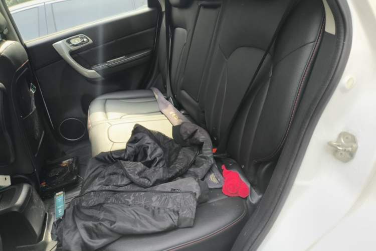 Used Haval H6 2015 Upgraded Model 1.5T Manual Two-Wheel Drive Elite Version Left Rear Seat